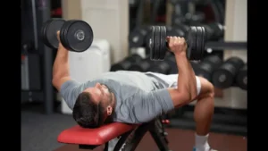 Lee más sobre el artículo Press de banco con mancuernas (Dumbbell Bench Press): los pasos para una técnica adecuada