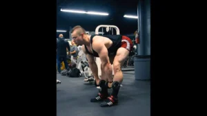 Lee más sobre el artículo Peso muerto con piernas rígidas y mancuernas (Stiff legged dumbbell deadlift): instructivo paso a paso para realizarlo de forma correcta