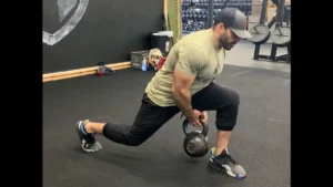 Lee más sobre el artículo Estocada con paso de kettlebell (Kettlebell pass through lunge): instructivo paso a paso para realizarlo de forma correcta