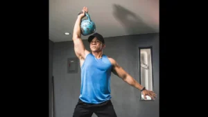 Lee más sobre el artículo Clean con kettlebell a un brazo (Single arm kettlebell clean): instructivo paso a paso para realizarlo de forma correcta