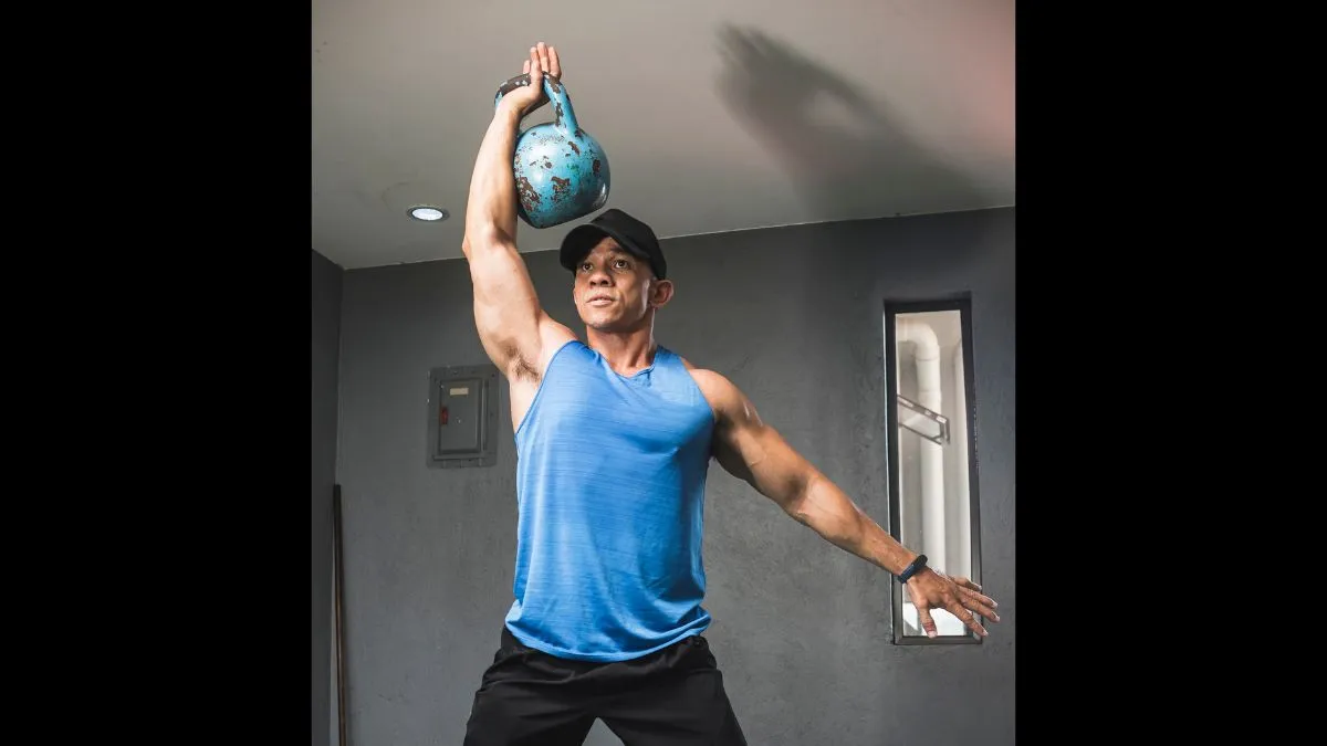 Lee más sobre el artículo Clean con kettlebell a un brazo (Single arm kettlebell clean): instructivo paso a paso para realizarlo de forma correcta