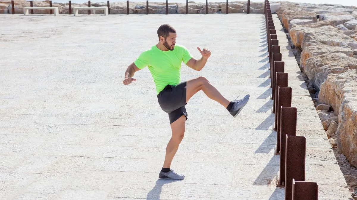 Lee más sobre el artículo Balanceo de pierna de pie (Standing leg swing): instructivo paso a paso para realizarlo de forma correcta