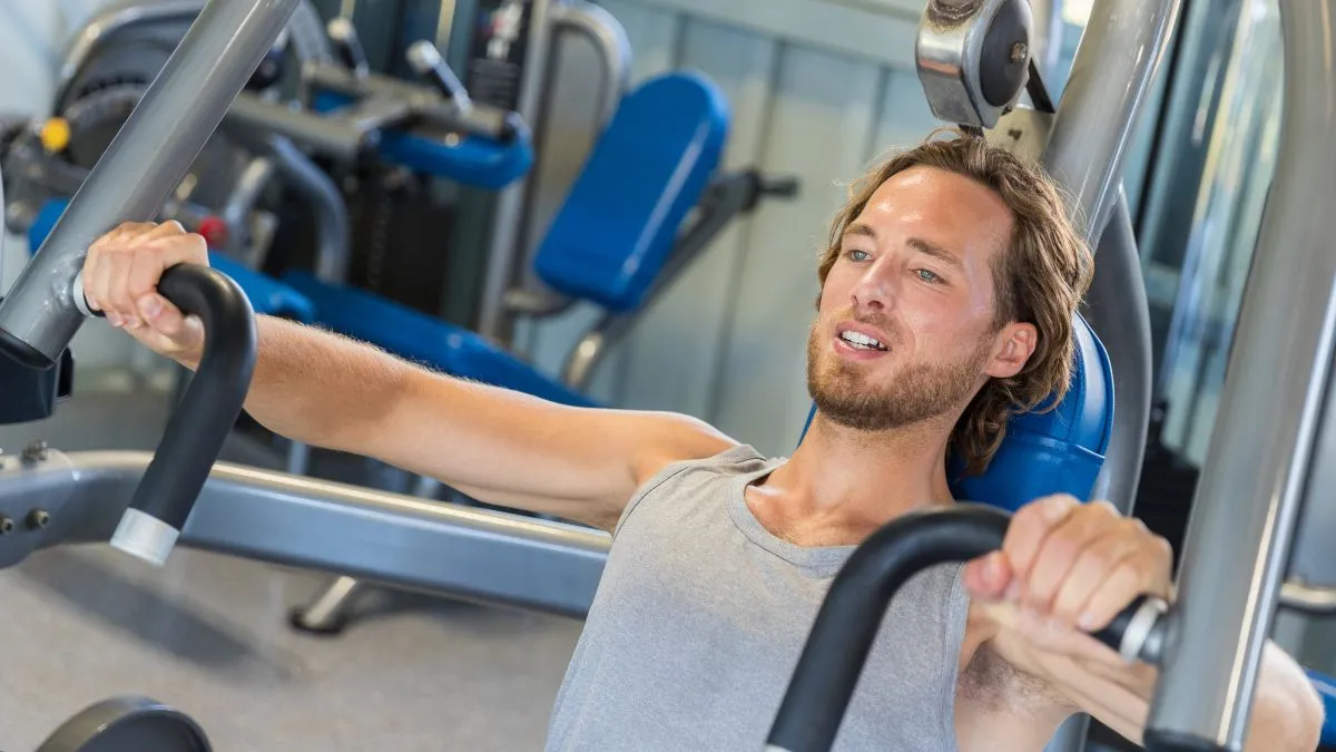 En este momento estás viendo Press inclinado en máquina para pecho (Leverage incline chest press): instructivo paso a paso para realizarlo correctamente