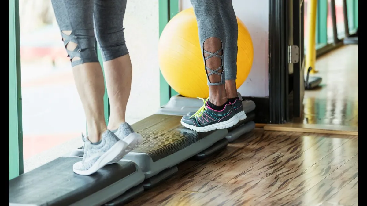 En este momento estás viendo Elevaciones de talones de pie (Standing calf raises): instructivo paso a paso para realizarlo de forma correcta